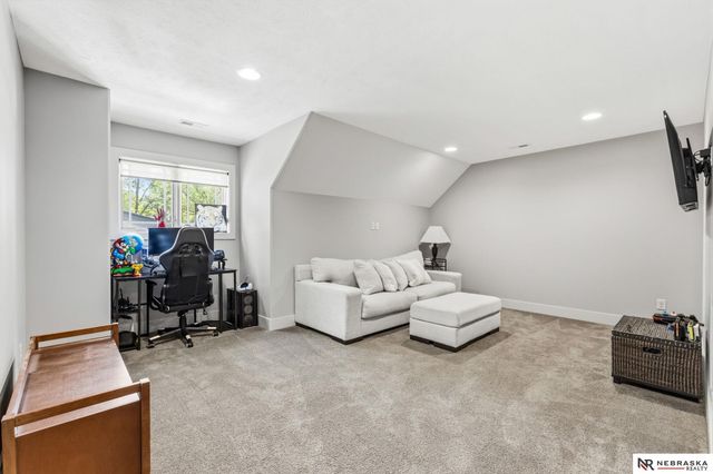 9414 Davenport Street, Omaha, NE 68114