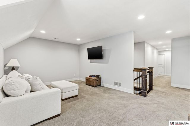 9414 Davenport Street, Omaha, NE 68114