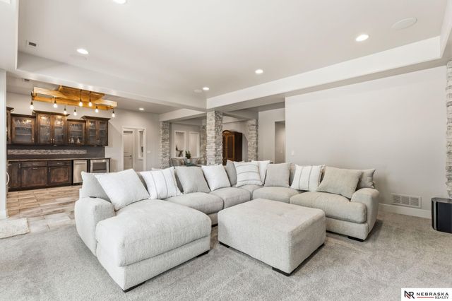 9414 Davenport Street, Omaha, NE 68114