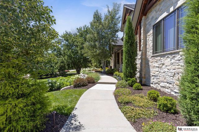 9414 Davenport Street, Omaha, NE 68114
