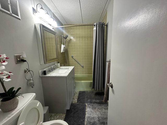 40 High St 305, Dedham, MA 02026