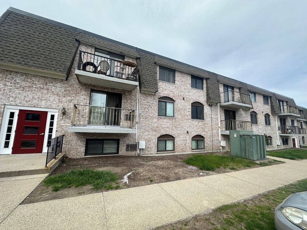 40 High St 305, Dedham, MA 02026