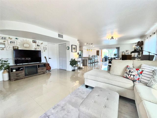 13725 SW 84th St A, Miami, FL 33183