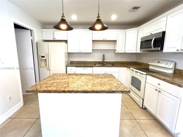 13725 SW 84th St A, Miami, FL 33183