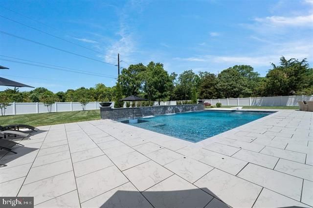 8 HOPPYS LN, Cape May Court House, NJ 08210