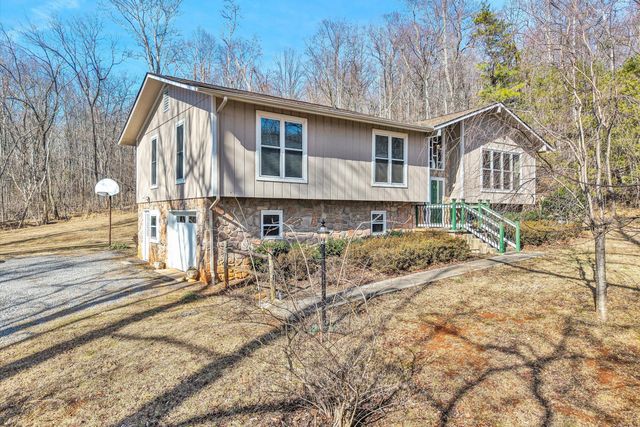 221 Summer CIR, Boones Mill, VA 24065