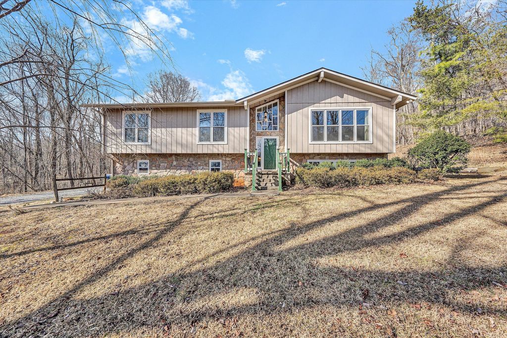 221 Summer CIR, Boones Mill, VA 24065