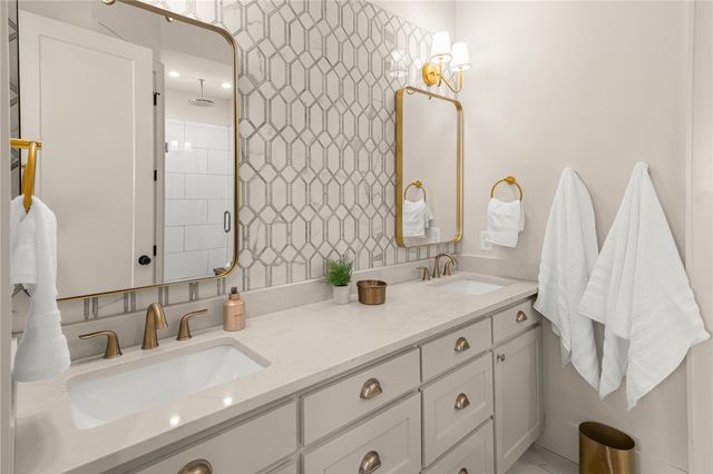 222 SE B Street, Bentonville, AR 72712