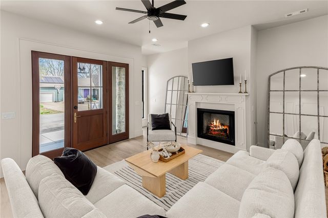 222 SE B Street, Bentonville, AR 72712