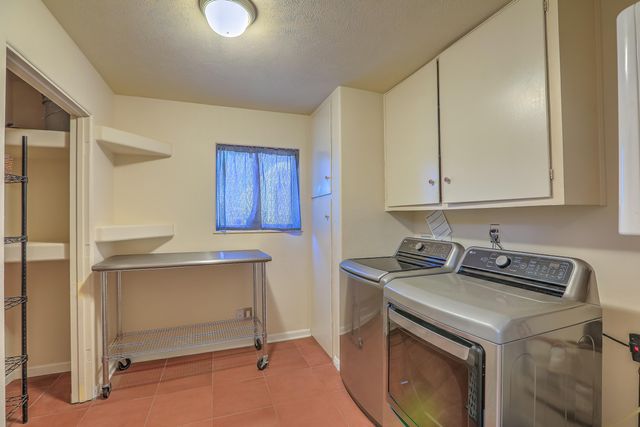 305 Adams Street NE, Albuquerque, NM 87108