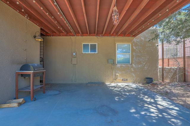 305 Adams Street NE, Albuquerque, NM 87108