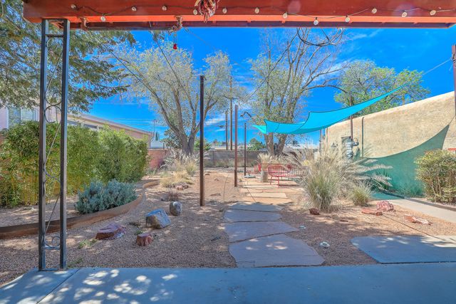 305 Adams Street NE, Albuquerque, NM 87108