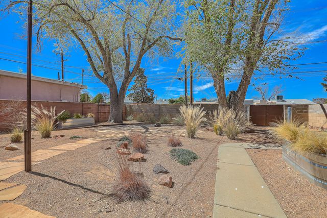 305 Adams Street NE, Albuquerque, NM 87108