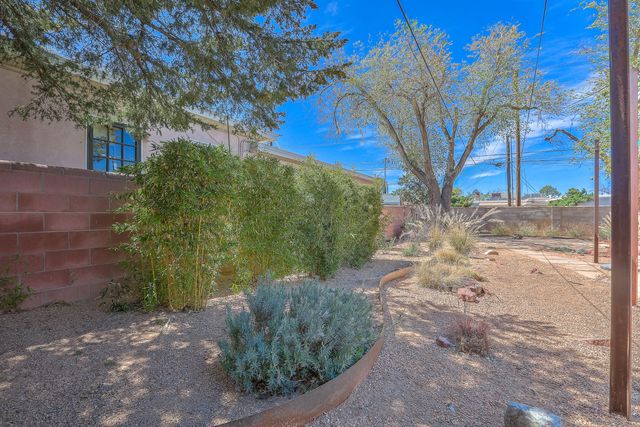 305 Adams Street NE, Albuquerque, NM 87108