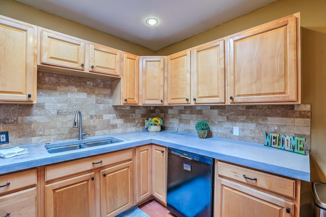 305 Adams Street NE, Albuquerque, NM 87108