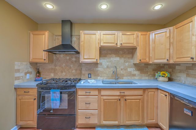 305 Adams Street NE, Albuquerque, NM 87108