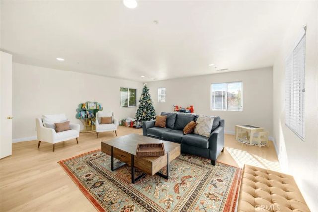 16294 Los Coyotes, Fontana, CA 92336