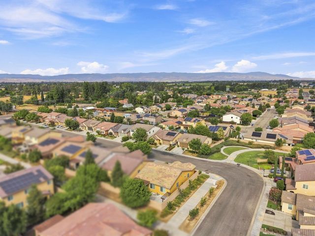 742 Kaweah Avenue, Clovis, CA 93619