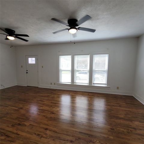 804 N Mckinney Street, Ennis, TX 75119