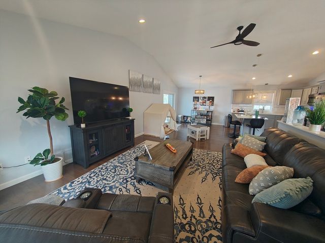 100 Bailey St, Fall River, MA 02724