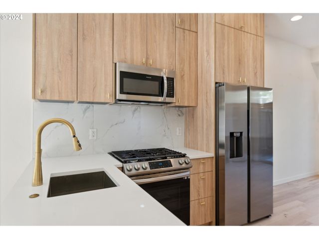 809 N FAILING St, Portland, OR 97227
