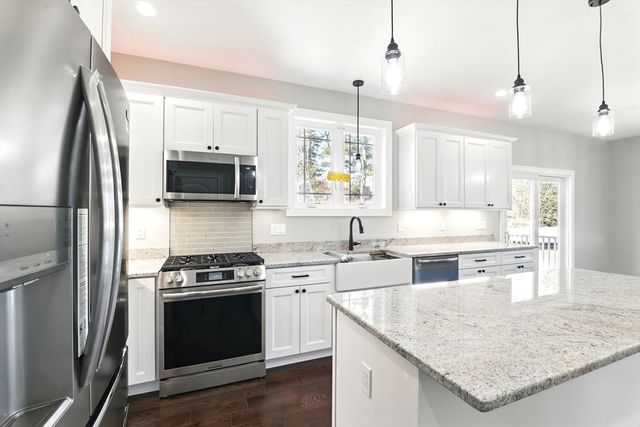 4 Hillcrest Dr, Wilbraham, MA 01095