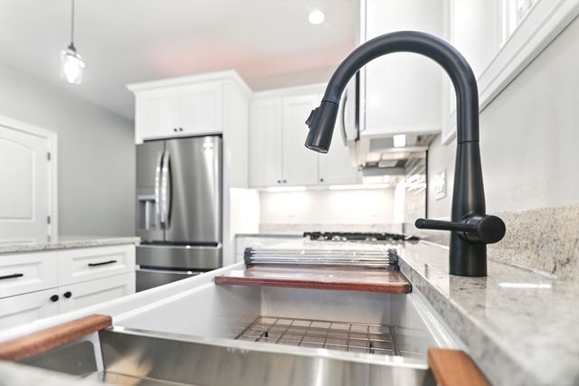 4 Hillcrest Dr, Wilbraham, MA 01095