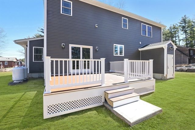 4 Hillcrest Dr, Wilbraham, MA 01095