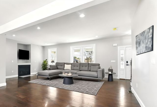 4 Hillcrest Dr, Wilbraham, MA 01095