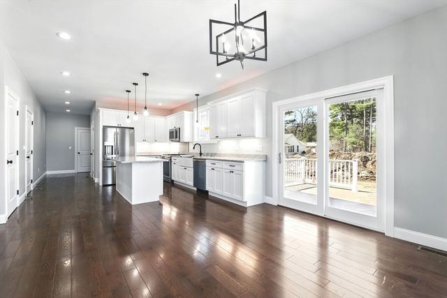 4 Hillcrest Dr, Wilbraham, MA 01095