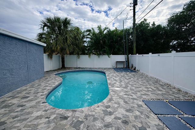 5823 Churchill Circle W, West Palm Beach, FL 33405