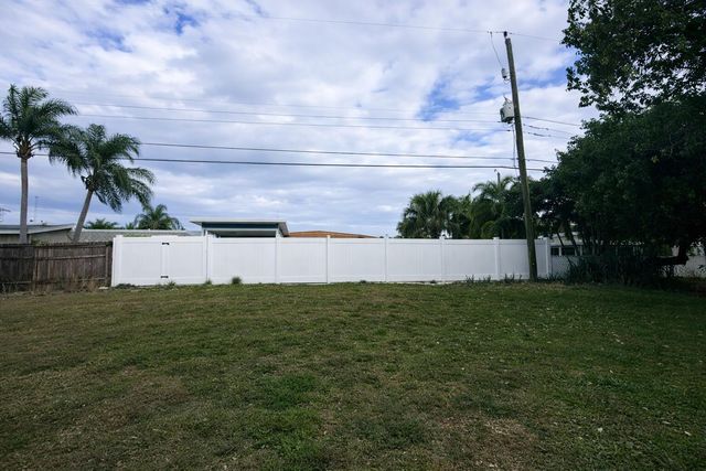5823 Churchill Circle W, West Palm Beach, FL 33405