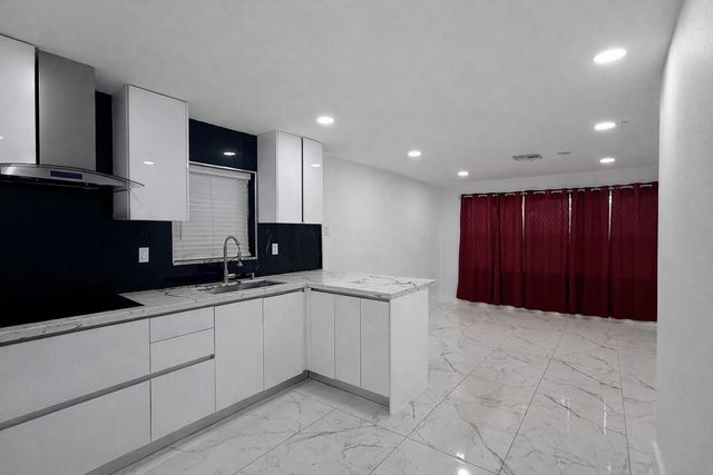 5823 Churchill Circle W, West Palm Beach, FL 33405