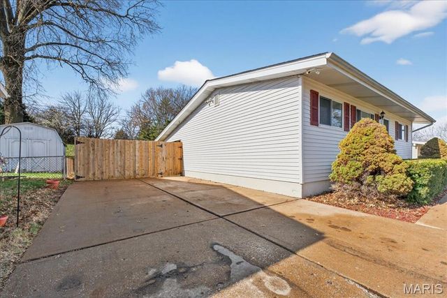 206 Freeman Drive, Oakville, MO 63129