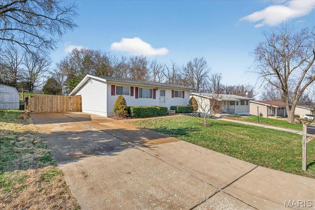 206 Freeman Drive, Oakville, MO 63129
