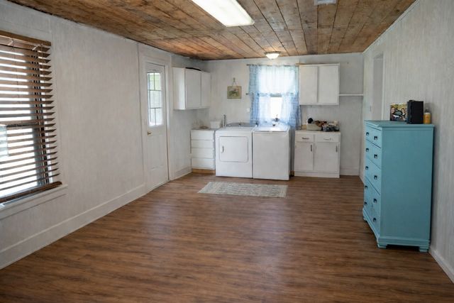 801 S Hall Street, Ennis, TX 75119