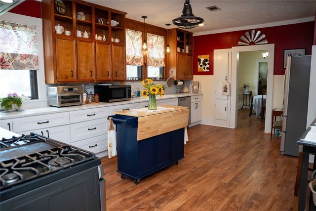 801 S Hall Street, Ennis, TX 75119