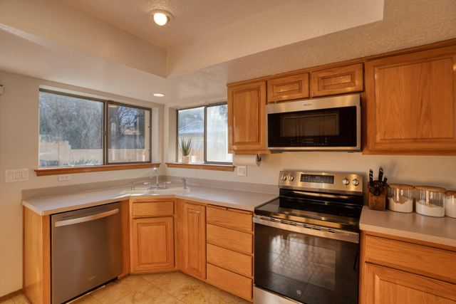 6120 Casa Feliz NE, Albuquerque, NM 87111