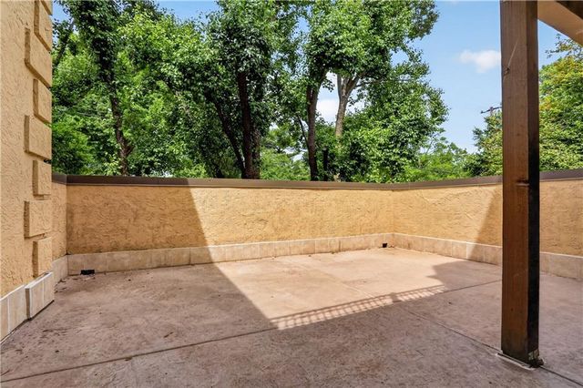 7223 Mission Road 103, Prairie Village, KS 66208