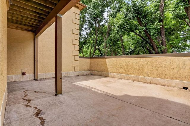 7223 Mission Road 103, Prairie Village, KS 66208