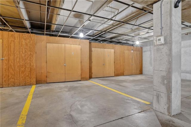 7223 Mission Road 103, Prairie Village, KS 66208
