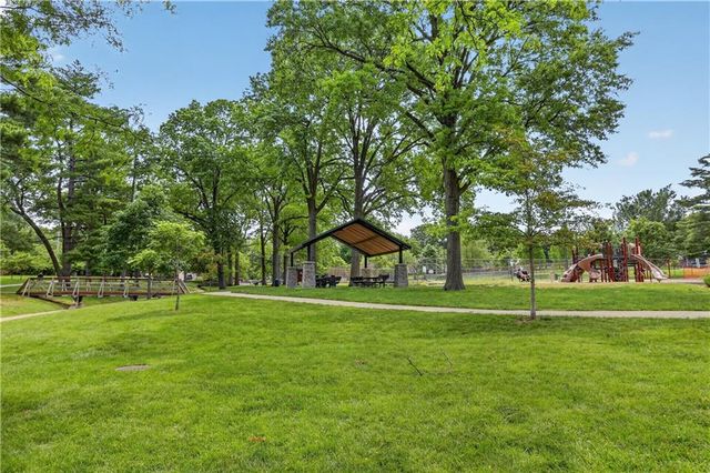 7223 Mission Road 103, Prairie Village, KS 66208