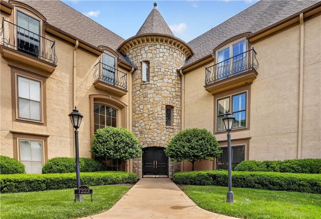 7223 Mission Road 103, Prairie Village, KS 66208