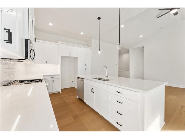 737 Se FOREST GLEN Rd, Estacada, OR 97023