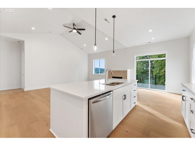 737 Se FOREST GLEN Rd, Estacada, OR 97023