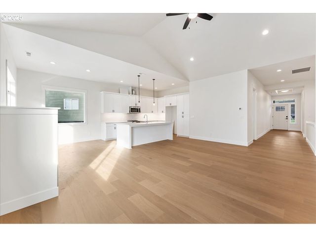 737 Se FOREST GLEN Rd, Estacada, OR 97023