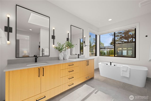 5225 114th Ave NE, Kirkland, WA 98033