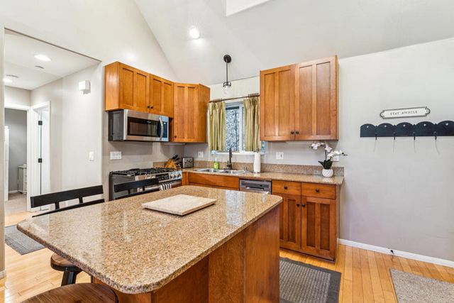 27831 Rainbow Drive, Lake Arrowhead, CA 92352