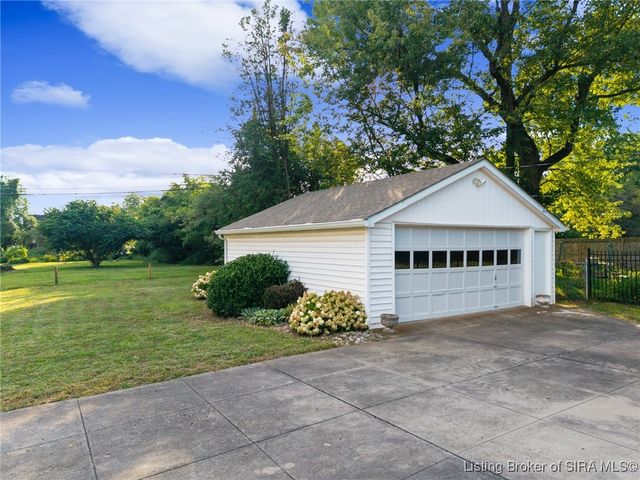 111 Lynnwood Drive, Clarksville, IN 47129