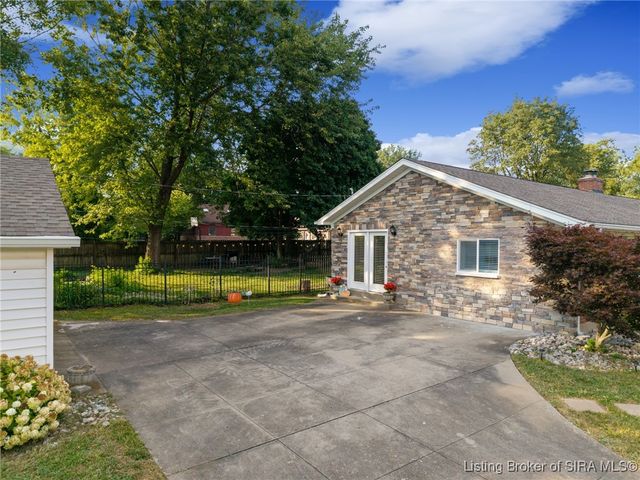 111 Lynnwood Drive, Clarksville, IN 47129